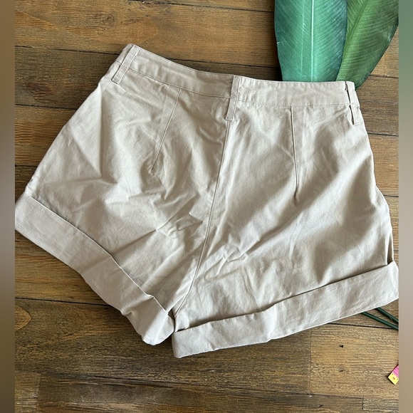 VICI High waisted pleated khaki shorts - Picture 5 of 8
